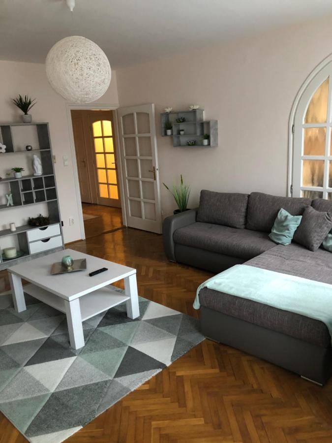 Szeged Gyoengye Apartment Ngoại thất bức ảnh